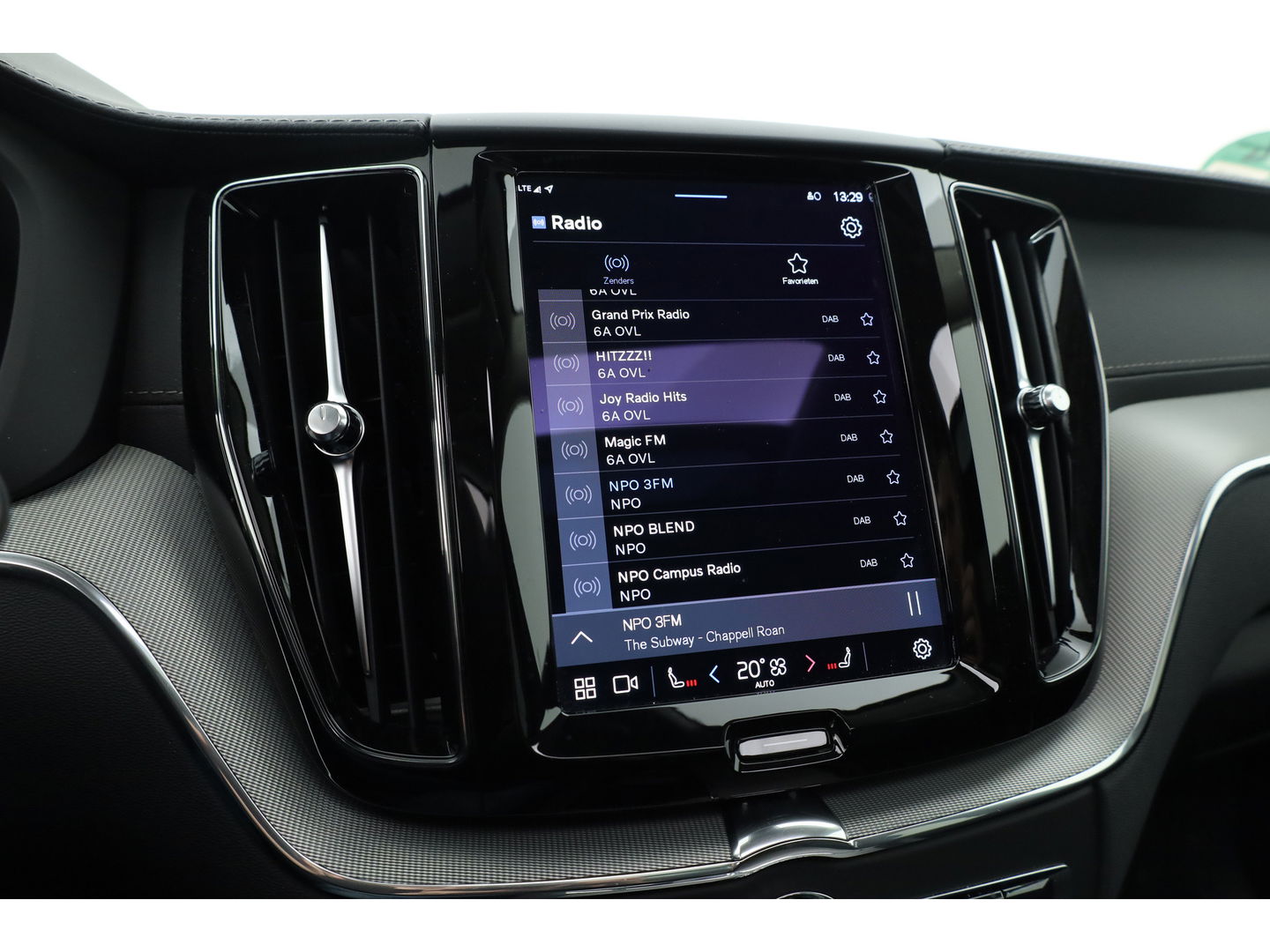 Volvo XC60 2.0 T8 Plug-in hybrid AWD Ultimate Dark | 455 PK | Head-up | Elek. Trekhaak | H&K Audio | 360 camera | ACC |