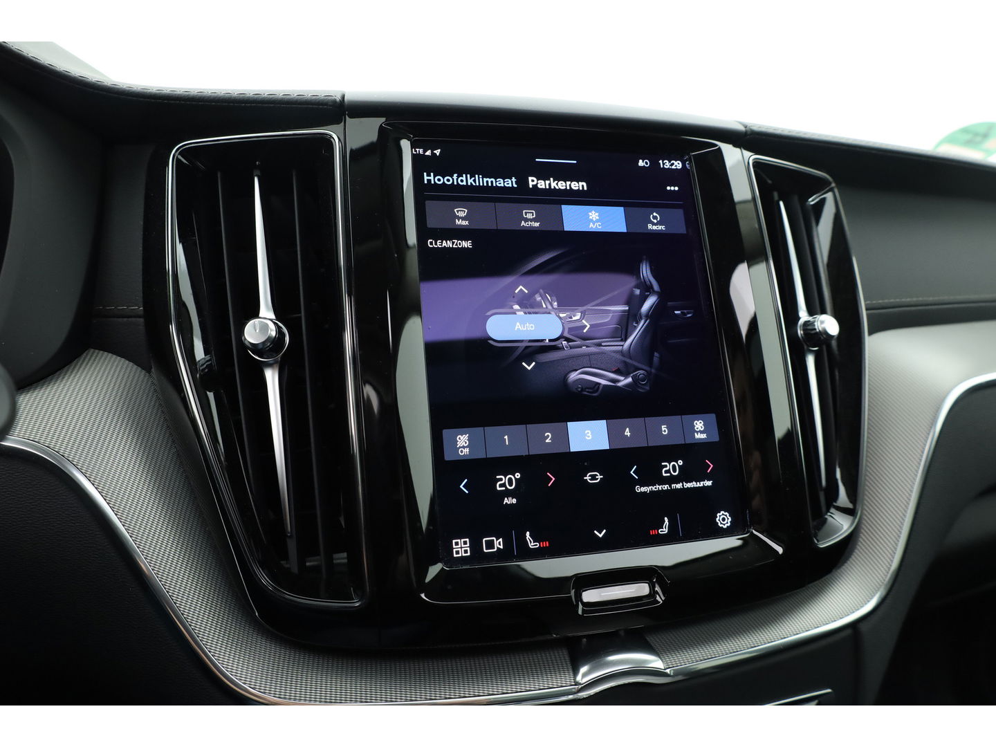 Volvo XC60 2.0 T8 Plug-in hybrid AWD Ultimate Dark | 455 PK | Head-up | Elek. Trekhaak | H&K Audio | 360 camera | ACC |