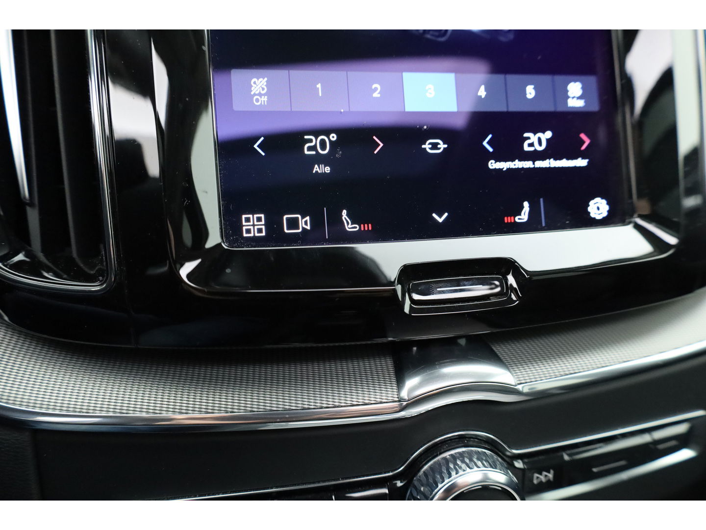 Volvo XC60 2.0 T8 Plug-in hybrid AWD Ultimate Dark | 455 PK | Head-up | Elek. Trekhaak | H&K Audio | 360 camera | ACC |