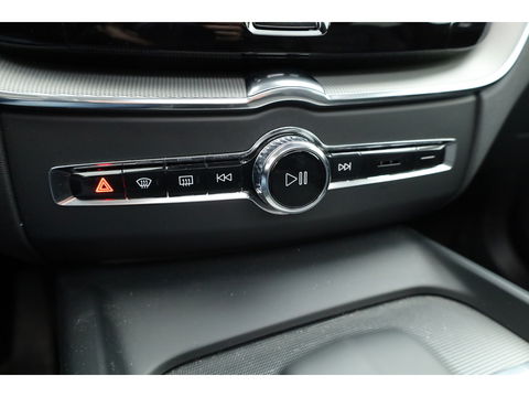 Volvo XC60 2.0 T8 Plug-in hybrid AWD Ultimate Dark | 455 PK | Head-up | Elek. Trekhaak | H&K Audio | 360 camera | ACC |