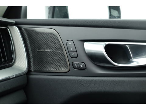 Volvo XC60 2.0 T8 Plug-in hybrid AWD Ultimate Dark | 455 PK | Head-up | Elek. Trekhaak | H&K Audio | 360 camera | ACC |