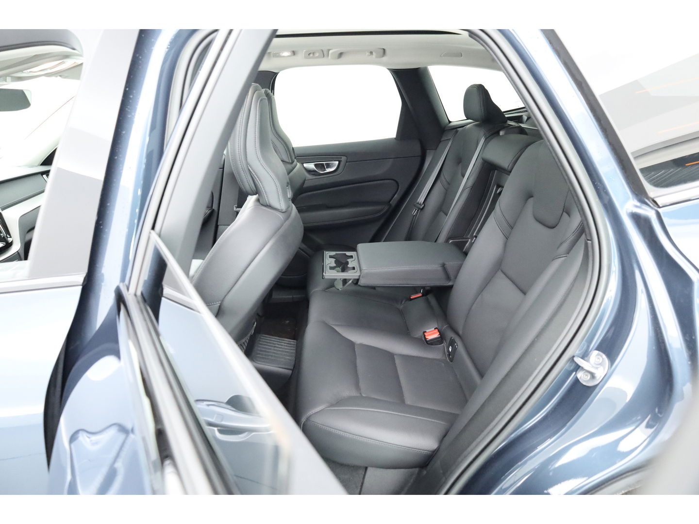 Volvo XC60 2.0 T8 Plug-in hybrid AWD Ultimate Dark | 455 PK | Head-up | Elek. Trekhaak | H&K Audio | 360 camera | ACC |