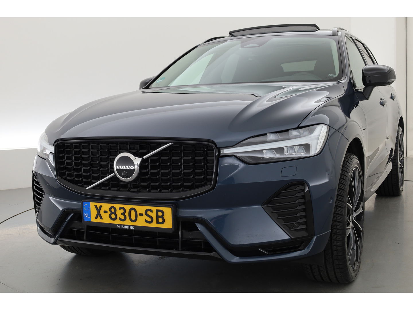 Volvo XC60 2.0 T8 Plug-in hybrid AWD Ultimate Dark | 455 PK | Head-up | Elek. Trekhaak | H&K Audio | 360 camera | ACC |