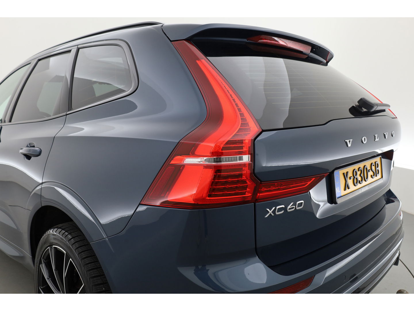 Volvo XC60 2.0 T8 Plug-in hybrid AWD Ultimate Dark | 455 PK | Head-up | Elek. Trekhaak | H&K Audio | 360 camera | ACC |