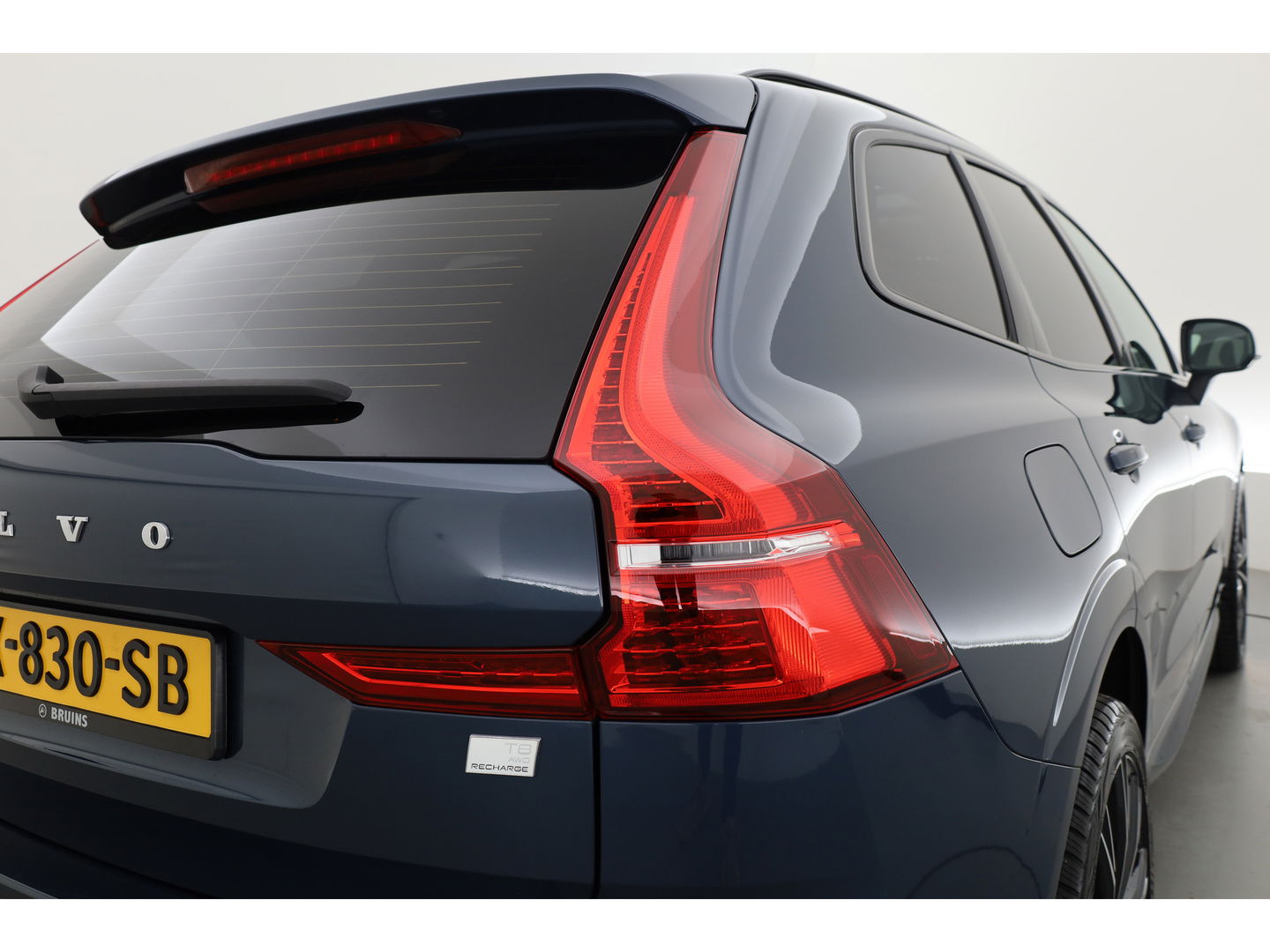 Volvo XC60 2.0 T8 Plug-in hybrid AWD Ultimate Dark | 455 PK | Head-up | Elek. Trekhaak | H&K Audio | 360 camera | ACC |