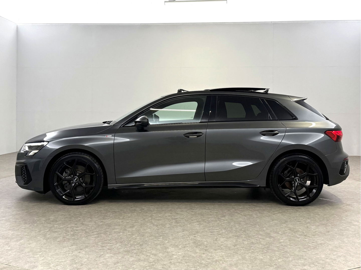 Audi A3 30 TFSI S-line Black optic | Pano | Virtual | Carplay | Cruise | Navi | Parkeersens.