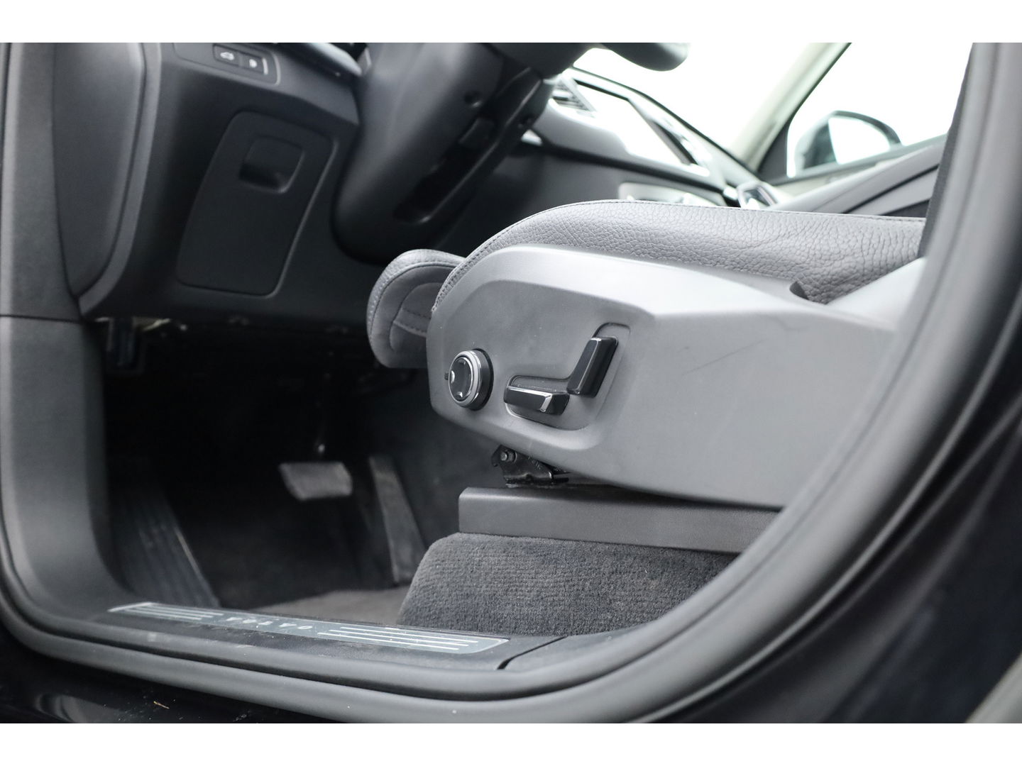 Volvo XC90 2.0 T8 Recharge AWD Plus Dark | Pano | Luchtvering | Elek. Trekhaak | Memory | 360cam | Stoel- Stuurverw. | Harman Kardon