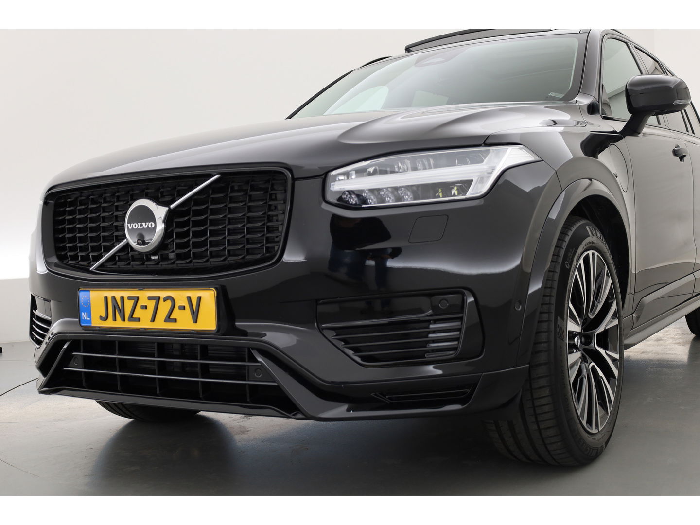 Volvo XC90 2.0 T8 Recharge AWD Plus Dark | Pano | Luchtvering | Elek. Trekhaak | Memory | 360cam | Stoel- Stuurverw. | Harman Kardon