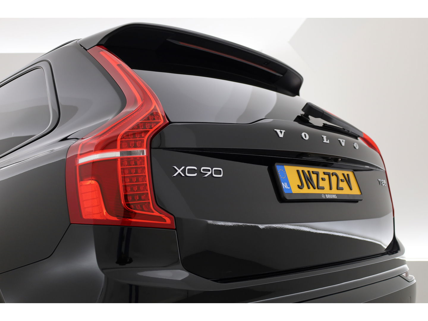 Volvo XC90 2.0 T8 Recharge AWD Plus Dark | Pano | Luchtvering | Elek. Trekhaak | Memory | 360cam | Stoel- Stuurverw. | Harman Kardon