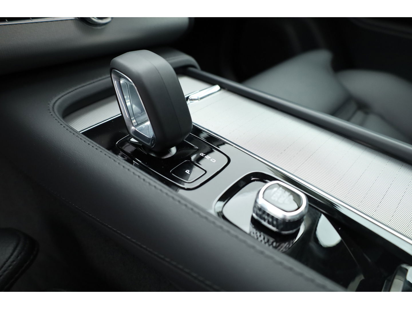 Volvo XC90 2.0 T8 Recharge AWD Plus Dark | Pano | Luchtvering | Elek. Trekhaak | Memory | 360cam | Stoel- Stuurverw. | Harman Kardon