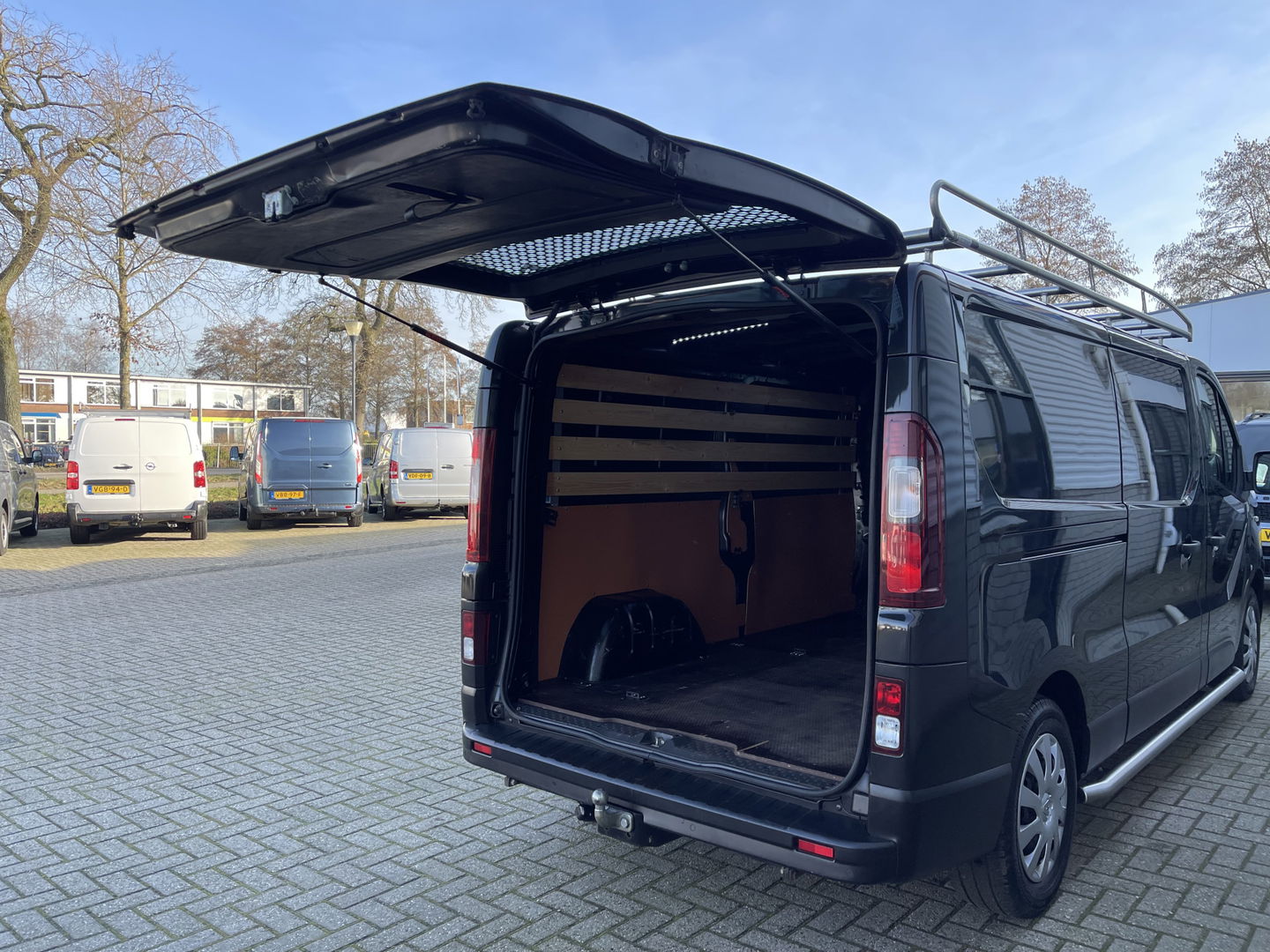 Renault Trafic 2.0 dCi 120pk T29 L2H1 Work Edition / vaste prijs rijklaar € 17.950 ex btw / euro 6 / bpm vrij / lease vanaf € 302 / imperial / trekhaak / camera / airco / cruise control