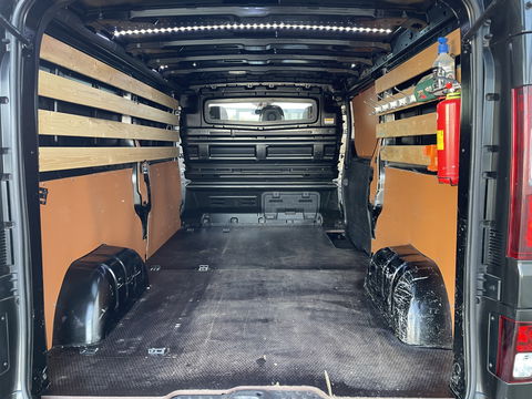 Renault Trafic 2.0 dCi 120pk T29 L2H1 Work Edition / vaste prijs rijklaar € 17.950 ex btw / euro 6 / bpm vrij / lease vanaf € 302 / imperial / trekhaak / camera / airco / cruise control