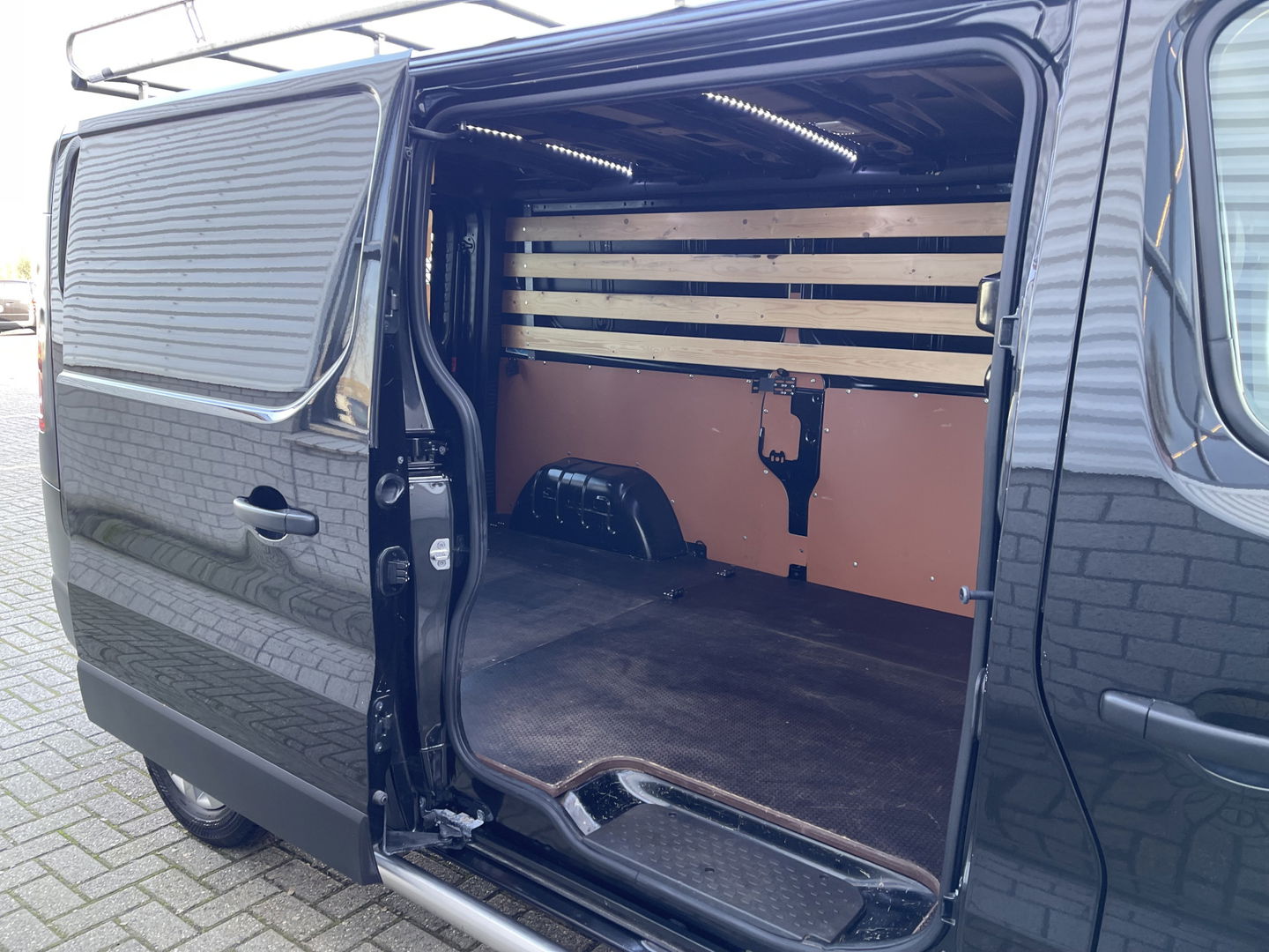 Renault Trafic 2.0 dCi 120pk T29 L2H1 Work Edition / vaste prijs rijklaar € 17.950 ex btw / euro 6 / bpm vrij / lease vanaf € 302 / imperial / trekhaak / camera / airco / cruise control