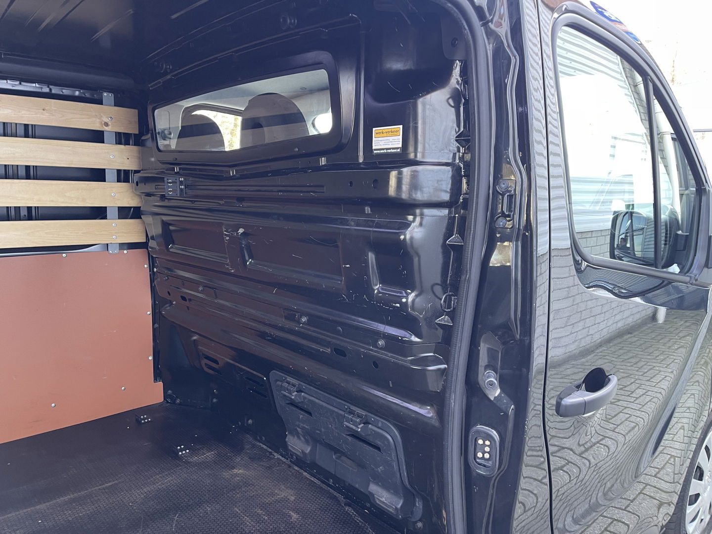 Renault Trafic 2.0 dCi 120pk T29 L2H1 Work Edition / vaste prijs rijklaar € 17.950 ex btw / euro 6 / bpm vrij / lease vanaf € 302 / imperial / trekhaak / camera / airco / cruise control