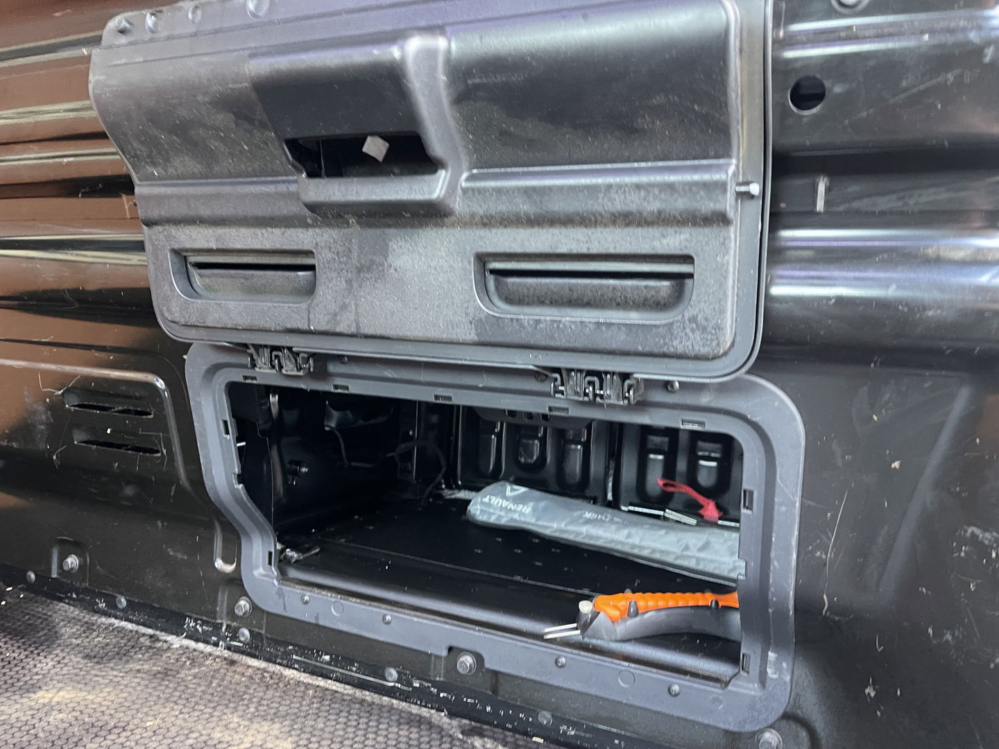 Renault Trafic 2.0 dCi 120pk T29 L2H1 Work Edition / vaste prijs rijklaar € 17.950 ex btw / euro 6 / bpm vrij / lease vanaf € 302 / imperial / trekhaak / camera / airco / cruise control