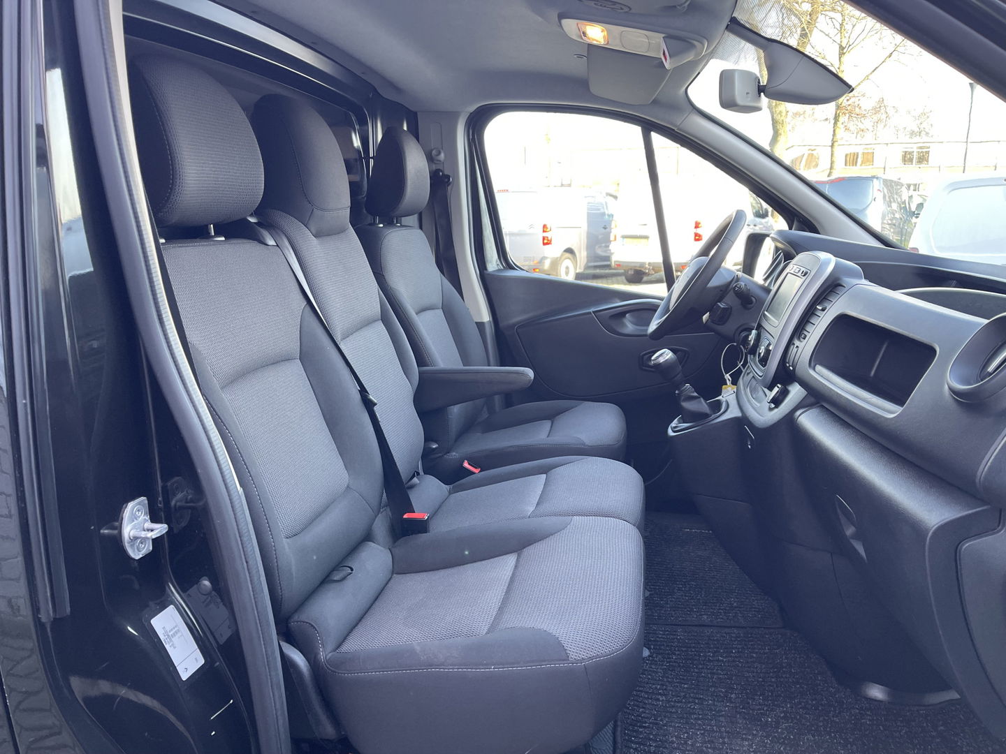 Renault Trafic 2.0 dCi 120pk T29 L2H1 Work Edition / vaste prijs rijklaar € 17.950 ex btw / euro 6 / bpm vrij / lease vanaf € 302 / imperial / trekhaak / camera / airco / cruise control