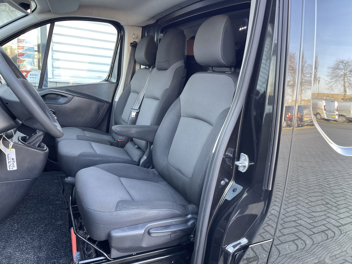 Renault Trafic 2.0 dCi 120pk T29 L2H1 Work Edition / vaste prijs rijklaar € 17.950 ex btw / euro 6 / bpm vrij / lease vanaf € 302 / imperial / trekhaak / camera / airco / cruise control