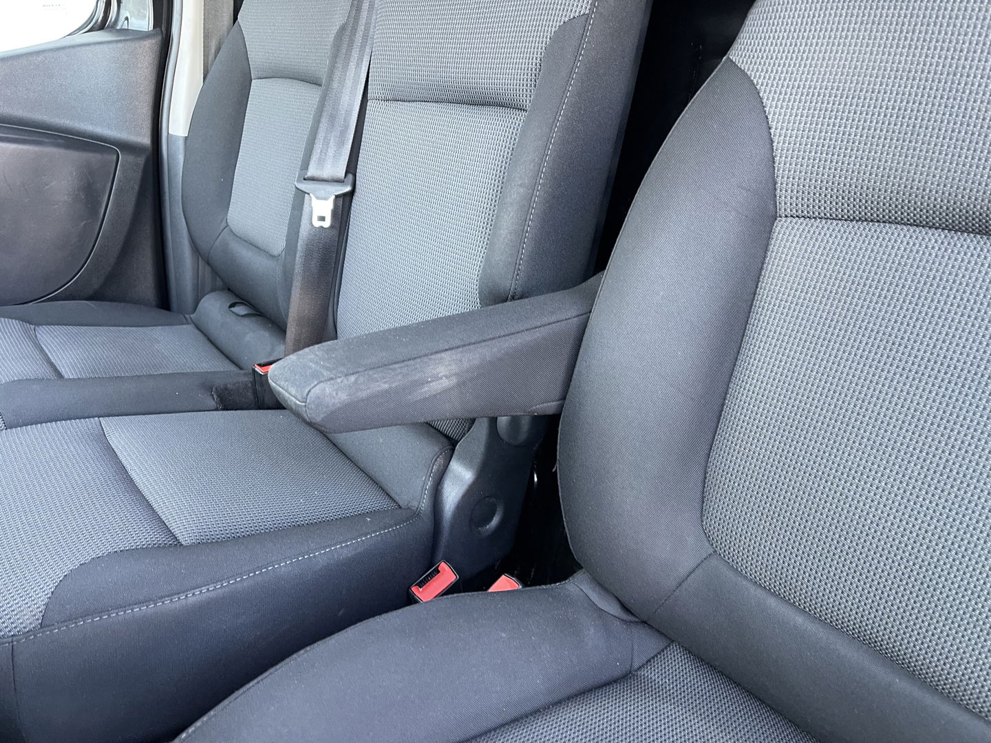 Renault Trafic 2.0 dCi 120pk T29 L2H1 Work Edition / vaste prijs rijklaar € 17.950 ex btw / euro 6 / bpm vrij / lease vanaf € 302 / imperial / trekhaak / camera / airco / cruise control