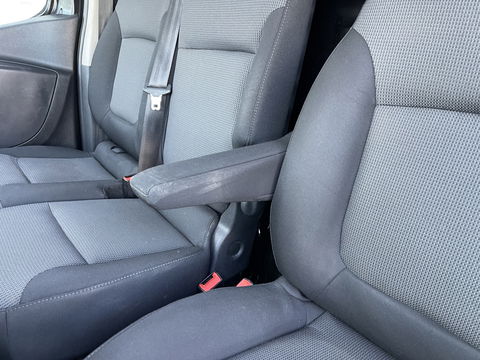 Renault Trafic 2.0 dCi 120pk T29 L2H1 Work Edition / vaste prijs rijklaar € 17.950 ex btw / euro 6 / bpm vrij / lease vanaf € 302 / imperial / trekhaak / camera / airco / cruise control