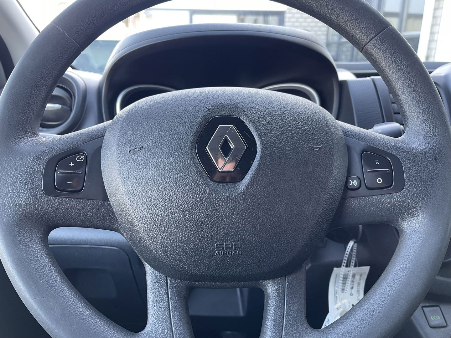 Renault Trafic 2.0 dCi 120pk T29 L2H1 Work Edition / vaste prijs rijklaar € 17.950 ex btw / euro 6 / bpm vrij / lease vanaf € 302 / imperial / trekhaak / camera / airco / cruise control