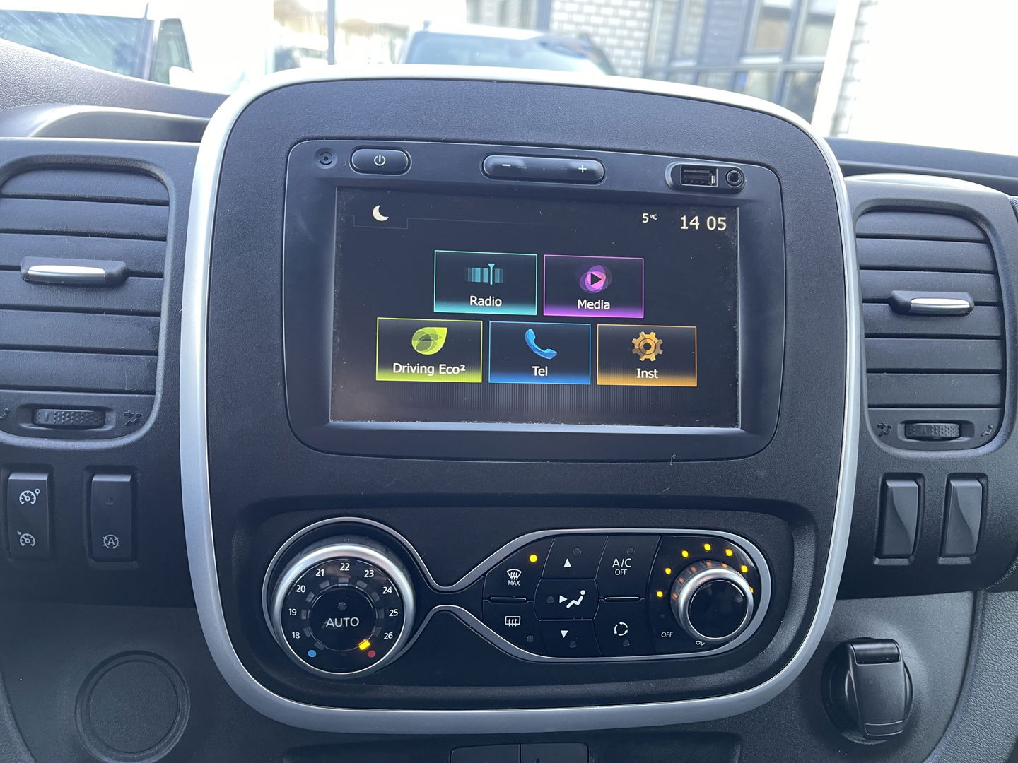 Renault Trafic 2.0 dCi 120pk T29 L2H1 Work Edition / vaste prijs rijklaar € 17.950 ex btw / euro 6 / bpm vrij / lease vanaf € 302 / imperial / trekhaak / camera / airco / cruise control