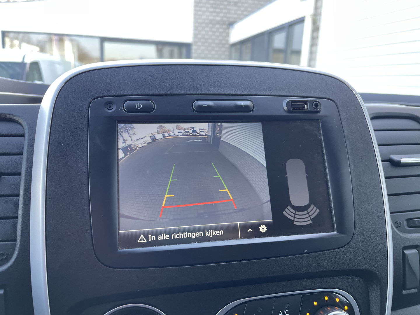 Renault Trafic 2.0 dCi 120pk T29 L2H1 Work Edition / vaste prijs rijklaar € 17.950 ex btw / euro 6 / bpm vrij / lease vanaf € 302 / imperial / trekhaak / camera / airco / cruise control