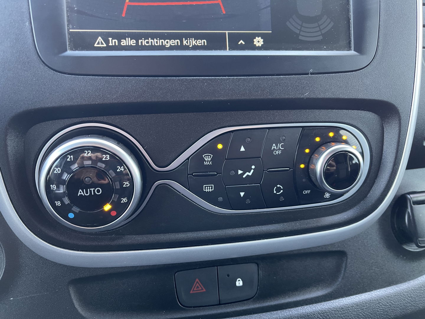 Renault Trafic 2.0 dCi 120pk T29 L2H1 Work Edition / vaste prijs rijklaar € 17.950 ex btw / euro 6 / bpm vrij / lease vanaf € 302 / imperial / trekhaak / camera / airco / cruise control