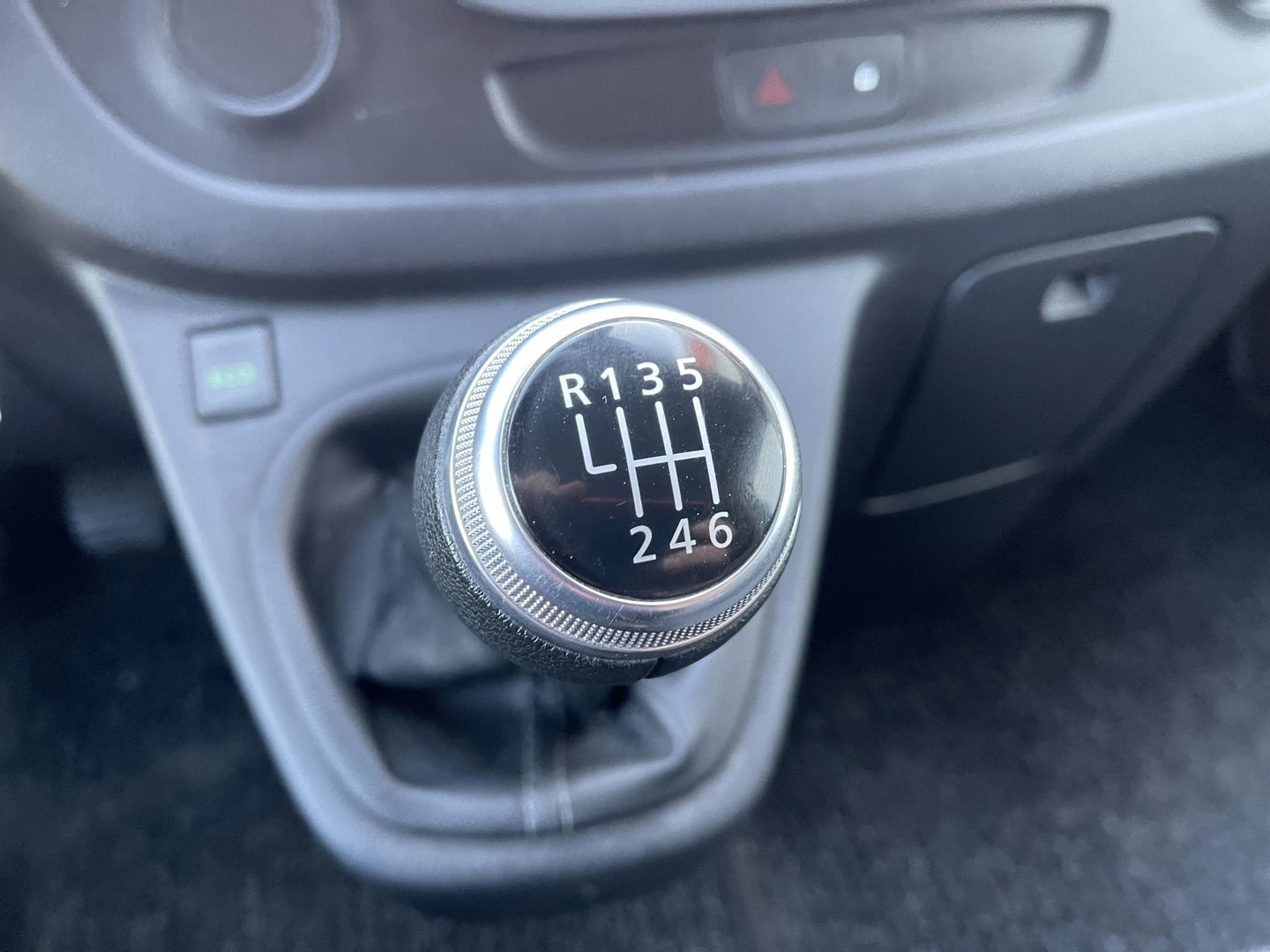 Renault Trafic 2.0 dCi 120pk T29 L2H1 Work Edition / vaste prijs rijklaar € 17.950 ex btw / euro 6 / bpm vrij / lease vanaf € 302 / imperial / trekhaak / camera / airco / cruise control