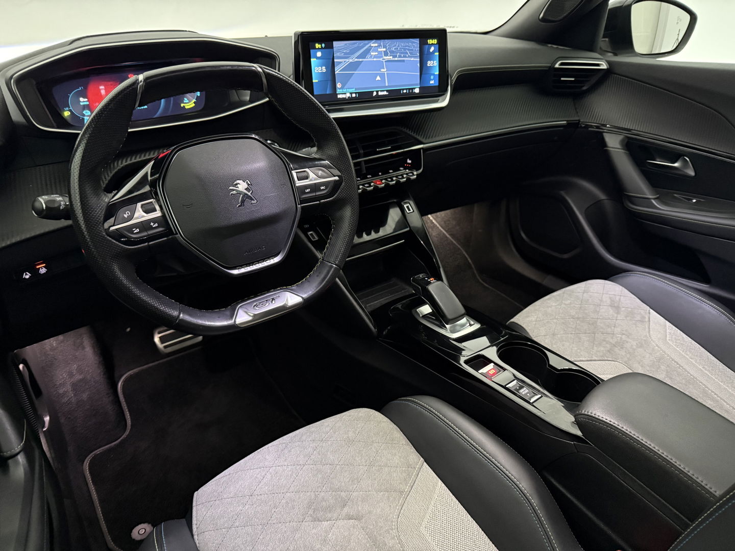 Peugeot e-2008 EV GT-Line 50 kWh | SOH 91% | Pano | Virtual | Adap.Cruise | Clima | Carplay | Camera | Stoelverw. | Keyless