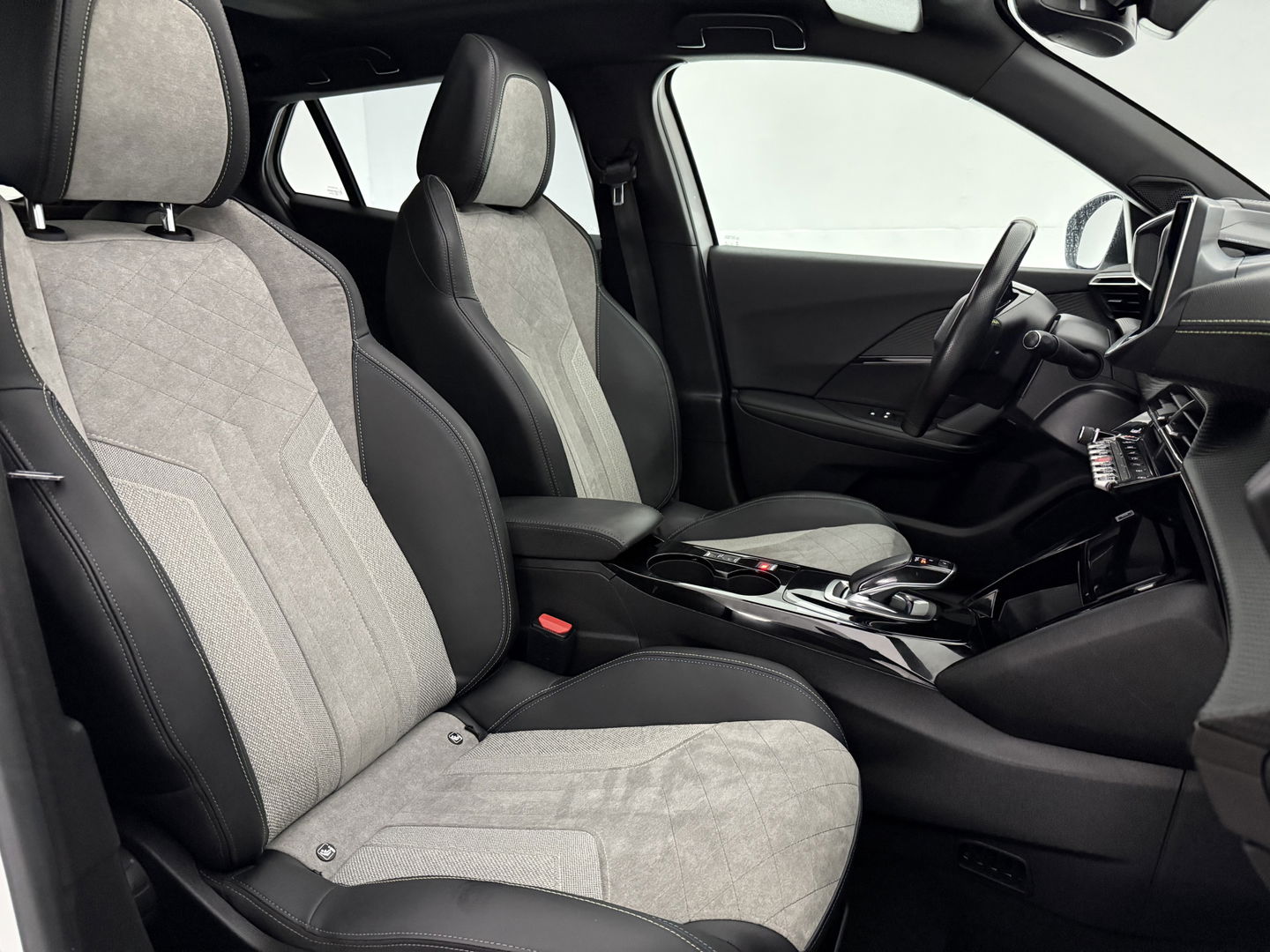 Peugeot e-2008 EV GT-Line 50 kWh | SOH 91% | Pano | Virtual | Adap.Cruise | Clima | Carplay | Camera | Stoelverw. | Keyless