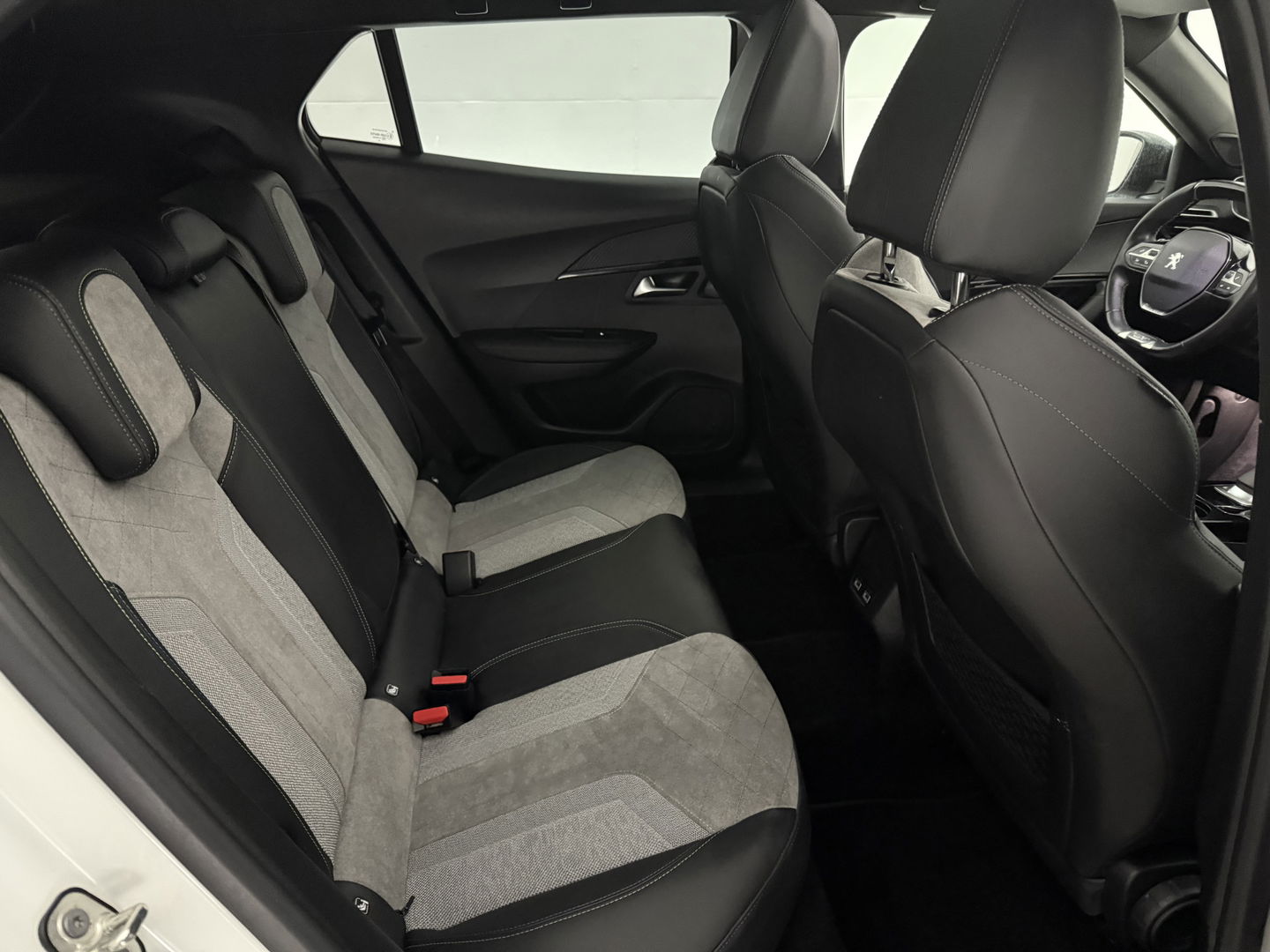 Peugeot e-2008 EV GT-Line 50 kWh | SOH 91% | Pano | Virtual | Adap.Cruise | Clima | Carplay | Camera | Stoelverw. | Keyless