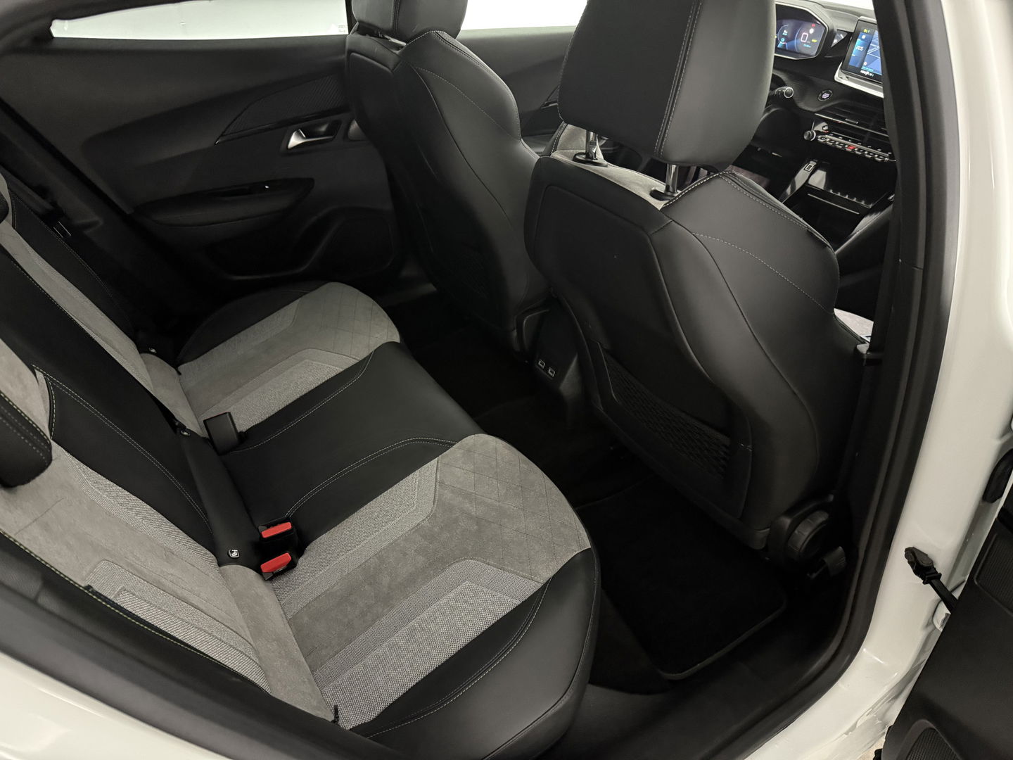 Peugeot e-2008 EV GT-Line 50 kWh | SOH 91% | Pano | Virtual | Adap.Cruise | Clima | Carplay | Camera | Stoelverw. | Keyless