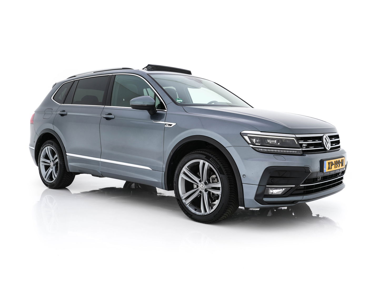 Volkswagen Tiguan Allspace 1.5 TSI R-line Highline Business (7-Pers.) (INCL-BTW) Aut * PANO | NAVI-FULLMAP | XENON | ALCANTARA | HEATED-ERGONOMIC-SPORTSEATS | KEYLESS | PRIVACY-GLASS | CAMERA | DAB | DIGI-COCKPIT | PDC | TOWBAR | ECC | 19"ALU*
