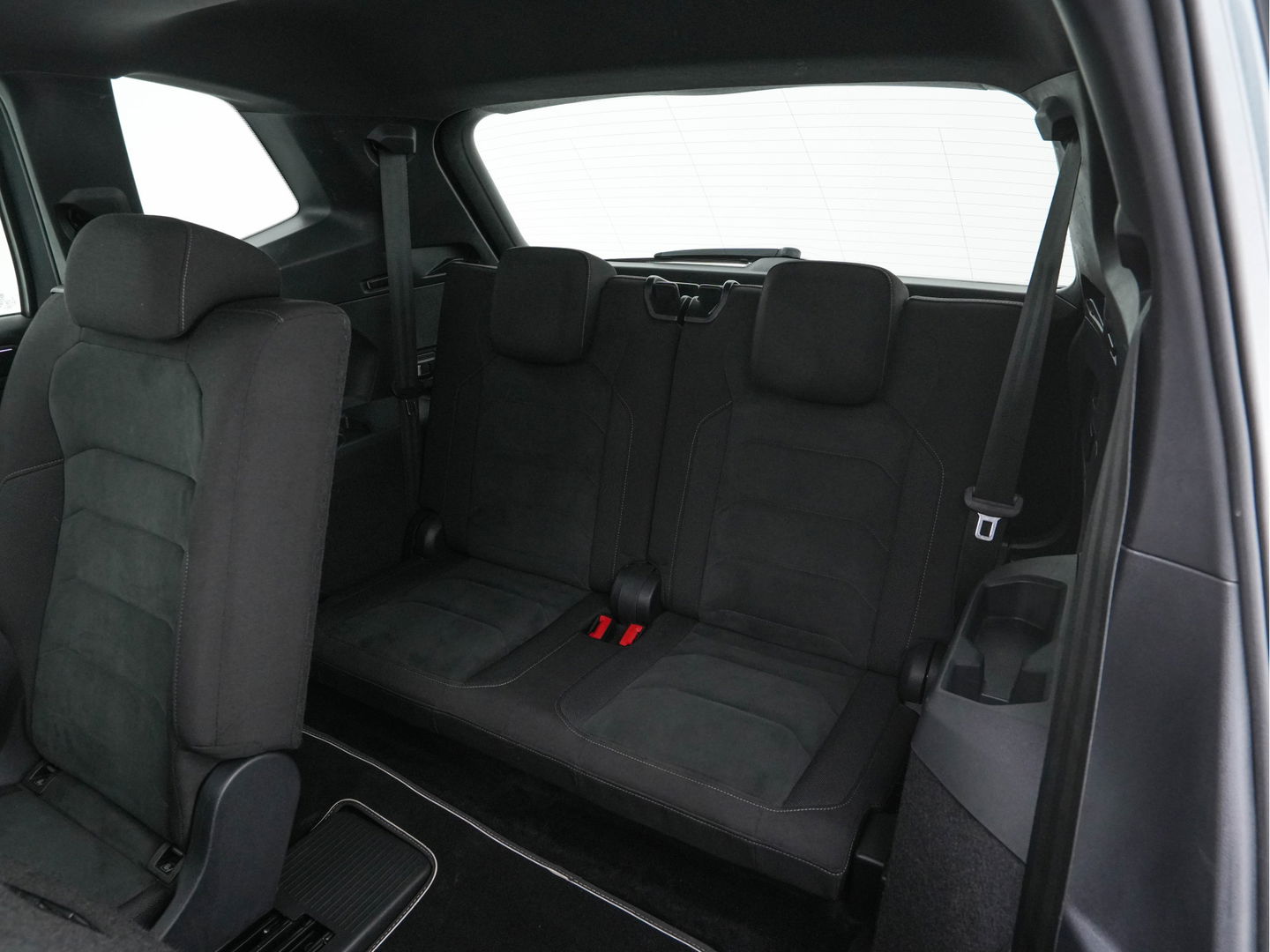 Volkswagen Tiguan Allspace 1.5 TSI R-line Highline Business (7-Pers.) (INCL-BTW) Aut * PANO | NAVI-FULLMAP | XENON | ALCANTARA | HEATED-ERGONOMIC-SPORTSEATS | KEYLESS | PRIVACY-GLASS | CAMERA | DAB | DIGI-COCKPIT | PDC | TOWBAR | ECC | 19"ALU*