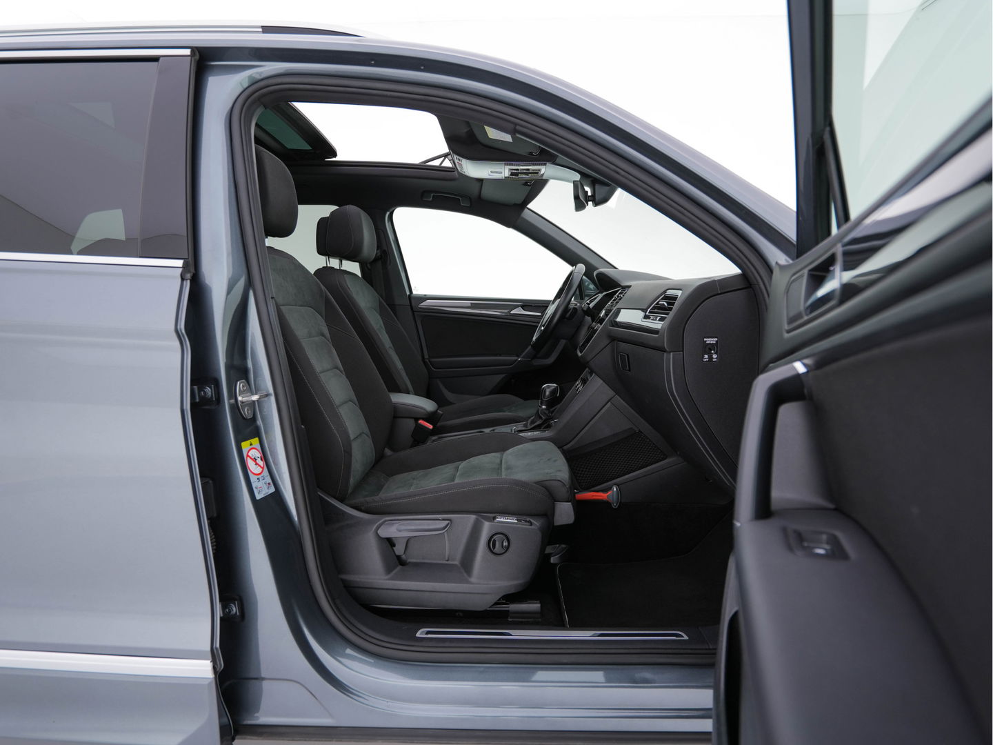 Volkswagen Tiguan Allspace 1.5 TSI R-line Highline Business (7-Pers.) (INCL-BTW) Aut * PANO | NAVI-FULLMAP | XENON | ALCANTARA | HEATED-ERGONOMIC-SPORTSEATS | KEYLESS | PRIVACY-GLASS | CAMERA | DAB | DIGI-COCKPIT | PDC | TOWBAR | ECC | 19"ALU*