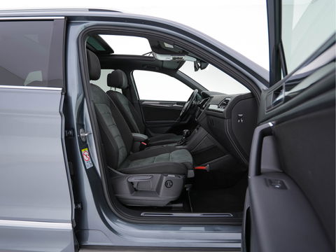Volkswagen Tiguan Allspace 1.5 TSI R-line Highline Business (7-Pers.) (INCL-BTW) Aut * PANO | NAVI-FULLMAP | XENON | ALCANTARA | HEATED-ERGONOMIC-SPORTSEATS | KEYLESS | PRIVACY-GLASS | CAMERA | DAB | DIGI-COCKPIT | PDC | TOWBAR | ECC | 19"ALU*