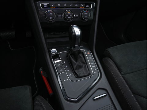 Volkswagen Tiguan Allspace 1.5 TSI R-line Highline Business (7-Pers.) (INCL-BTW) Aut * PANO | NAVI-FULLMAP | XENON | ALCANTARA | HEATED-ERGONOMIC-SPORTSEATS | KEYLESS | PRIVACY-GLASS | CAMERA | DAB | DIGI-COCKPIT | PDC | TOWBAR | ECC | 19"ALU*