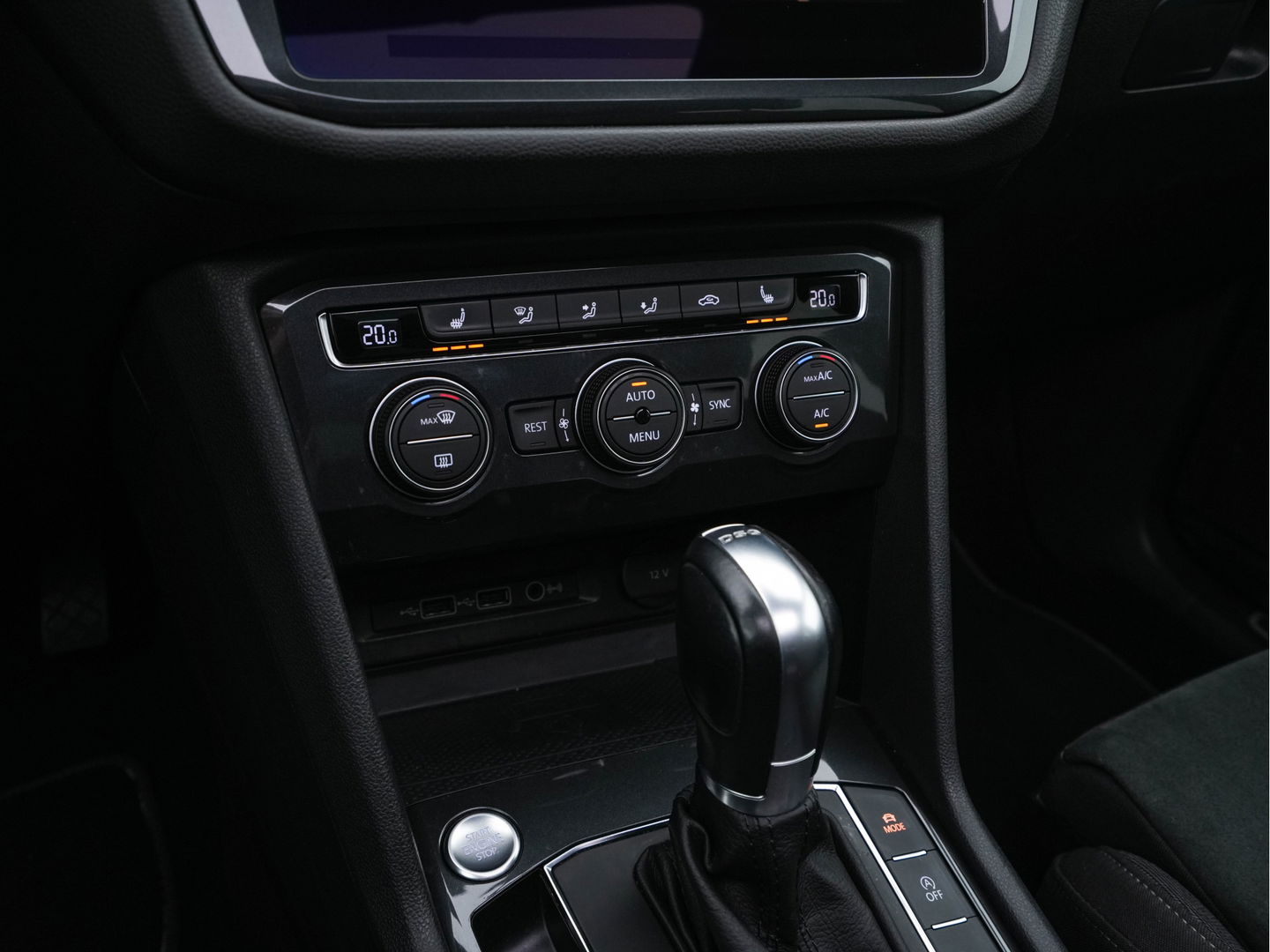 Volkswagen Tiguan Allspace 1.5 TSI R-line Highline Business (7-Pers.) (INCL-BTW) Aut * PANO | NAVI-FULLMAP | XENON | ALCANTARA | HEATED-ERGONOMIC-SPORTSEATS | KEYLESS | PRIVACY-GLASS | CAMERA | DAB | DIGI-COCKPIT | PDC | TOWBAR | ECC | 19"ALU*