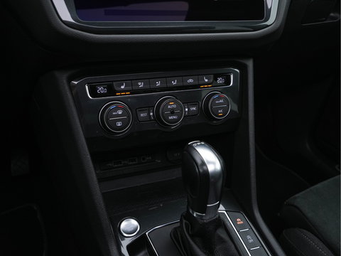 Volkswagen Tiguan Allspace 1.5 TSI R-line Highline Business (7-Pers.) (INCL-BTW) Aut * PANO | NAVI-FULLMAP | XENON | ALCANTARA | HEATED-ERGONOMIC-SPORTSEATS | KEYLESS | PRIVACY-GLASS | CAMERA | DAB | DIGI-COCKPIT | PDC | TOWBAR | ECC | 19"ALU*