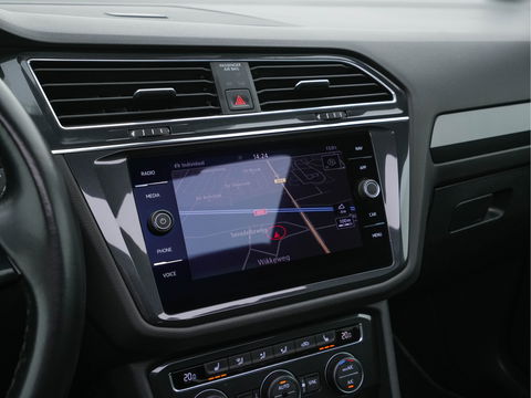 Volkswagen Tiguan Allspace 1.5 TSI R-line Highline Business (7-Pers.) (INCL-BTW) Aut * PANO | NAVI-FULLMAP | XENON | ALCANTARA | HEATED-ERGONOMIC-SPORTSEATS | KEYLESS | PRIVACY-GLASS | CAMERA | DAB | DIGI-COCKPIT | PDC | TOWBAR | ECC | 19"ALU*