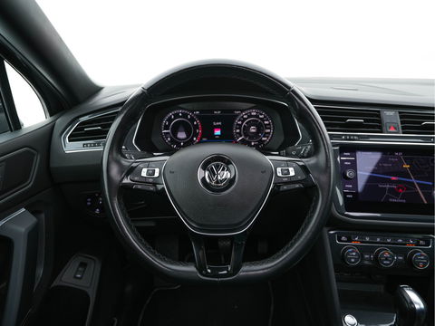 Volkswagen Tiguan Allspace 1.5 TSI R-line Highline Business (7-Pers.) (INCL-BTW) Aut * PANO | NAVI-FULLMAP | XENON | ALCANTARA | HEATED-ERGONOMIC-SPORTSEATS | KEYLESS | PRIVACY-GLASS | CAMERA | DAB | DIGI-COCKPIT | PDC | TOWBAR | ECC | 19"ALU*