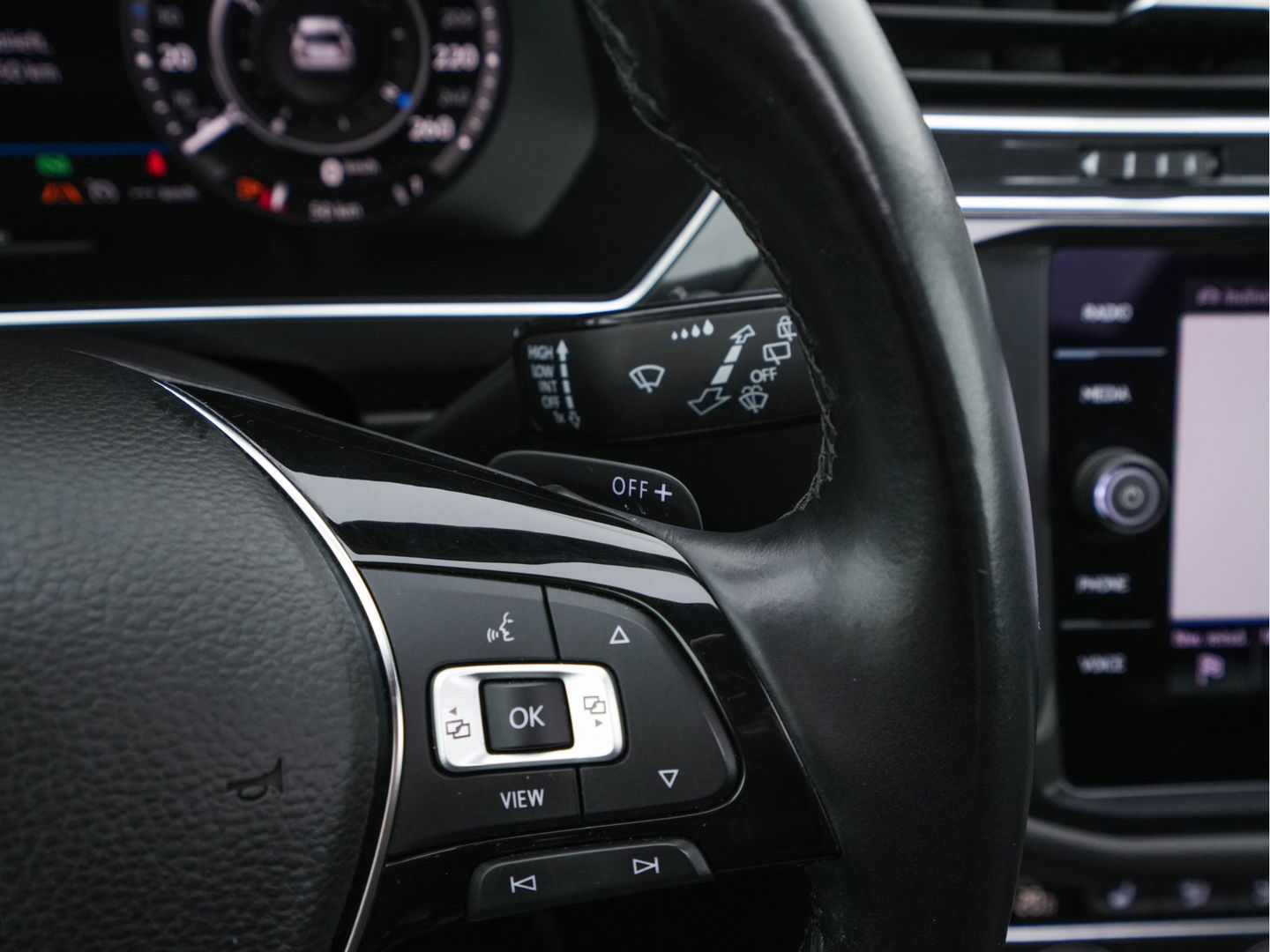 Volkswagen Tiguan Allspace 1.5 TSI R-line Highline Business (7-Pers.) (INCL-BTW) Aut * PANO | NAVI-FULLMAP | XENON | ALCANTARA | HEATED-ERGONOMIC-SPORTSEATS | KEYLESS | PRIVACY-GLASS | CAMERA | DAB | DIGI-COCKPIT | PDC | TOWBAR | ECC | 19"ALU*