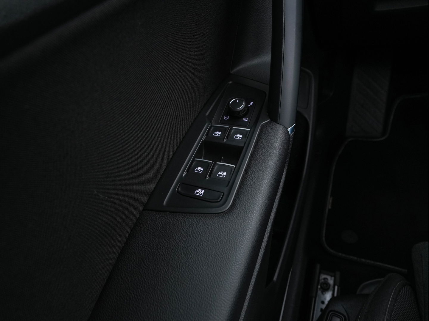 Volkswagen Tiguan Allspace 1.5 TSI R-line Highline Business (7-Pers.) (INCL-BTW) Aut * PANO | NAVI-FULLMAP | XENON | ALCANTARA | HEATED-ERGONOMIC-SPORTSEATS | KEYLESS | PRIVACY-GLASS | CAMERA | DAB | DIGI-COCKPIT | PDC | TOWBAR | ECC | 19"ALU*