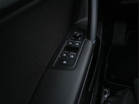 Volkswagen Tiguan Allspace 1.5 TSI R-line Highline Business (7-Pers.) (INCL-BTW) Aut * PANO | NAVI-FULLMAP | XENON | ALCANTARA | HEATED-ERGONOMIC-SPORTSEATS | KEYLESS | PRIVACY-GLASS | CAMERA | DAB | DIGI-COCKPIT | PDC | TOWBAR | ECC | 19"ALU*