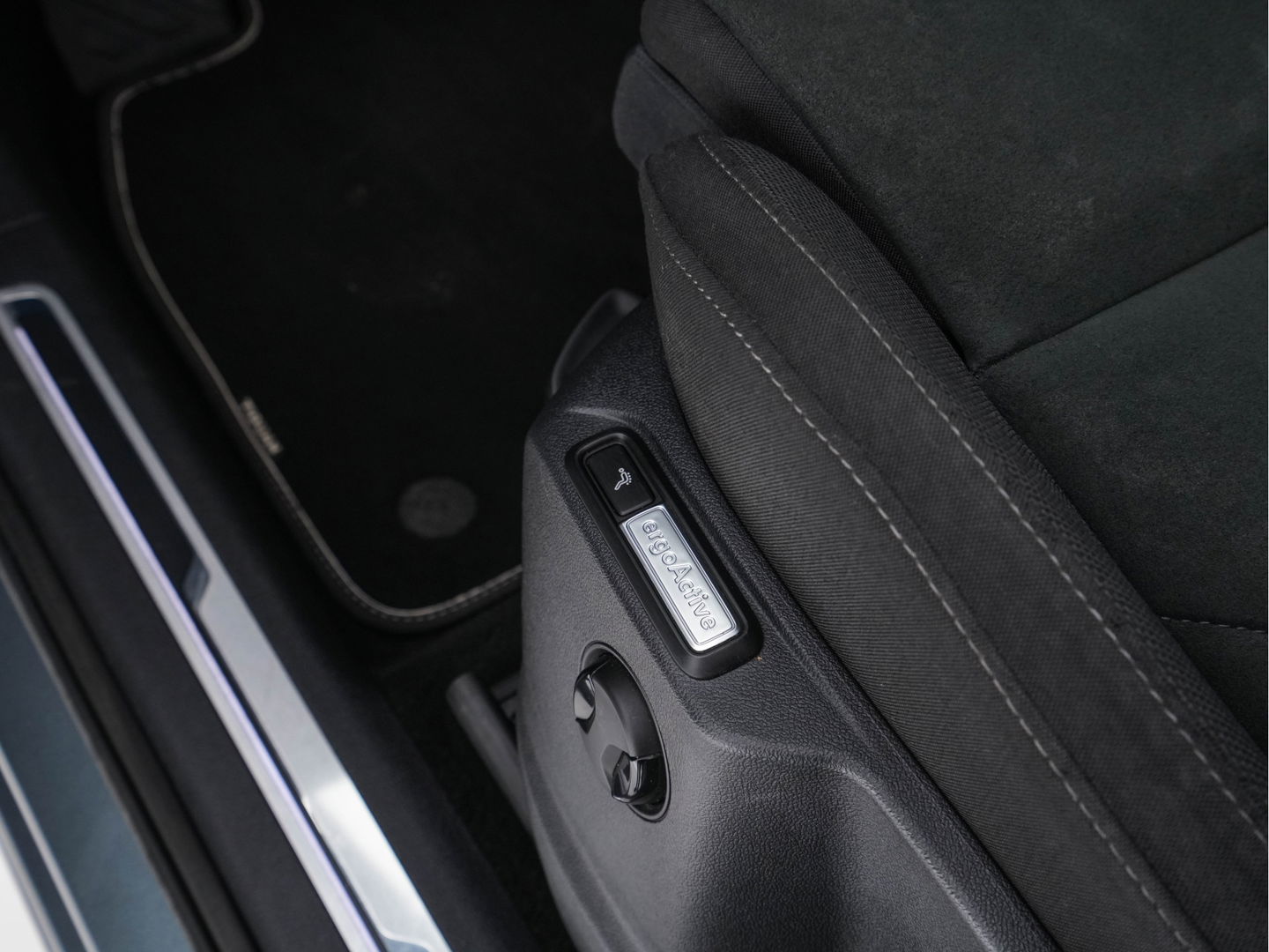 Volkswagen Tiguan Allspace 1.5 TSI R-line Highline Business (7-Pers.) (INCL-BTW) Aut * PANO | NAVI-FULLMAP | XENON | ALCANTARA | HEATED-ERGONOMIC-SPORTSEATS | KEYLESS | PRIVACY-GLASS | CAMERA | DAB | DIGI-COCKPIT | PDC | TOWBAR | ECC | 19"ALU*