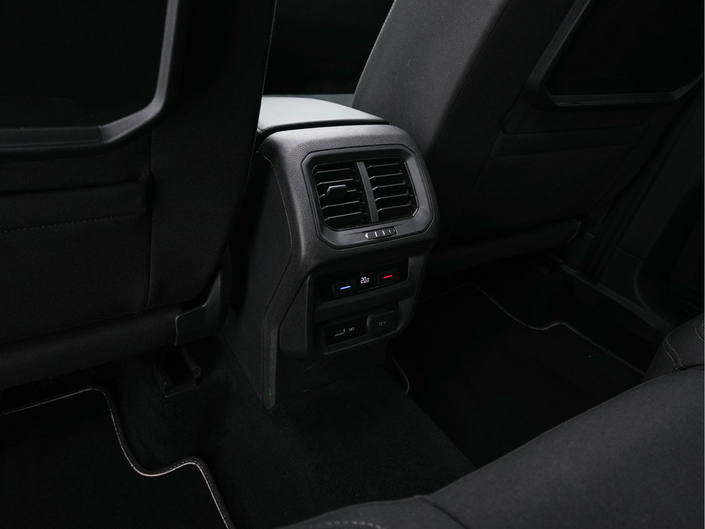 Volkswagen Tiguan Allspace 1.5 TSI R-line Highline Business (7-Pers.) (INCL-BTW) Aut * PANO | NAVI-FULLMAP | XENON | ALCANTARA | HEATED-ERGONOMIC-SPORTSEATS | KEYLESS | PRIVACY-GLASS | CAMERA | DAB | DIGI-COCKPIT | PDC | TOWBAR | ECC | 19"ALU*