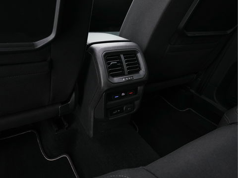 Volkswagen Tiguan Allspace 1.5 TSI R-line Highline Business (7-Pers.) (INCL-BTW) Aut * PANO | NAVI-FULLMAP | XENON | ALCANTARA | HEATED-ERGONOMIC-SPORTSEATS | KEYLESS | PRIVACY-GLASS | CAMERA | DAB | DIGI-COCKPIT | PDC | TOWBAR | ECC | 19"ALU*