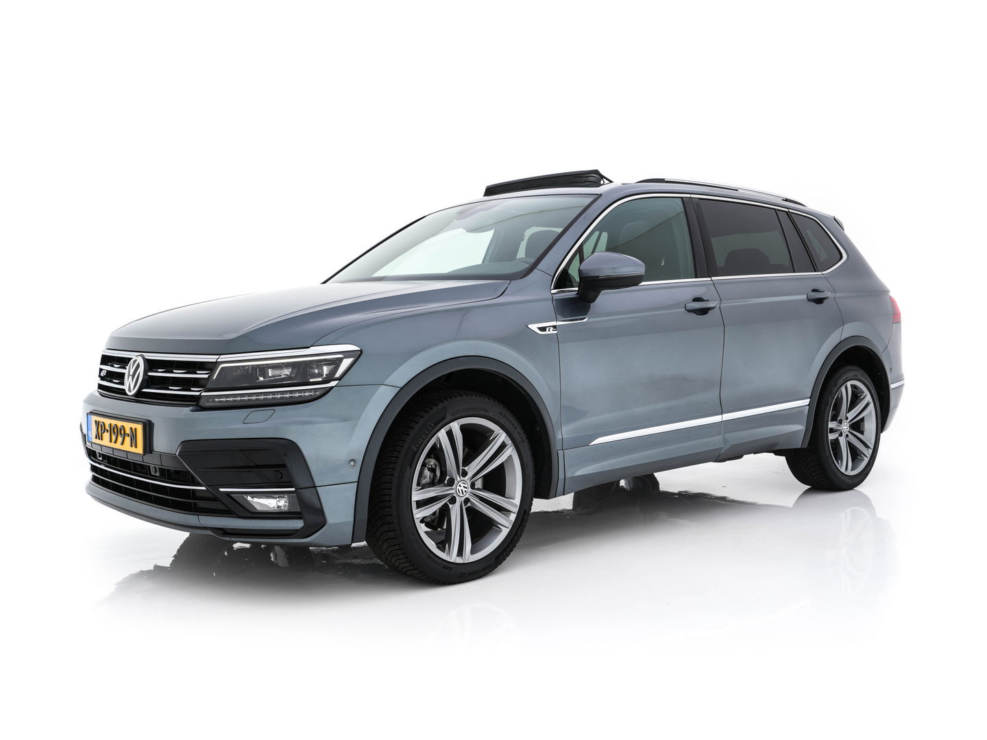 Volkswagen Tiguan Allspace 1.5 TSI R-line Highline Business (7-Pers.) (INCL-BTW) Aut * PANO | NAVI-FULLMAP | XENON | ALCANTARA | HEATED-ERGONOMIC-SPORTSEATS | KEYLESS | PRIVACY-GLASS | CAMERA | DAB | DIGI-COCKPIT | PDC | TOWBAR | ECC | 19"ALU*