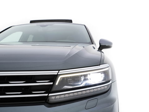 Volkswagen Tiguan Allspace 1.5 TSI R-line Highline Business (7-Pers.) (INCL-BTW) Aut * PANO | NAVI-FULLMAP | XENON | ALCANTARA | HEATED-ERGONOMIC-SPORTSEATS | KEYLESS | PRIVACY-GLASS | CAMERA | DAB | DIGI-COCKPIT | PDC | TOWBAR | ECC | 19"ALU*