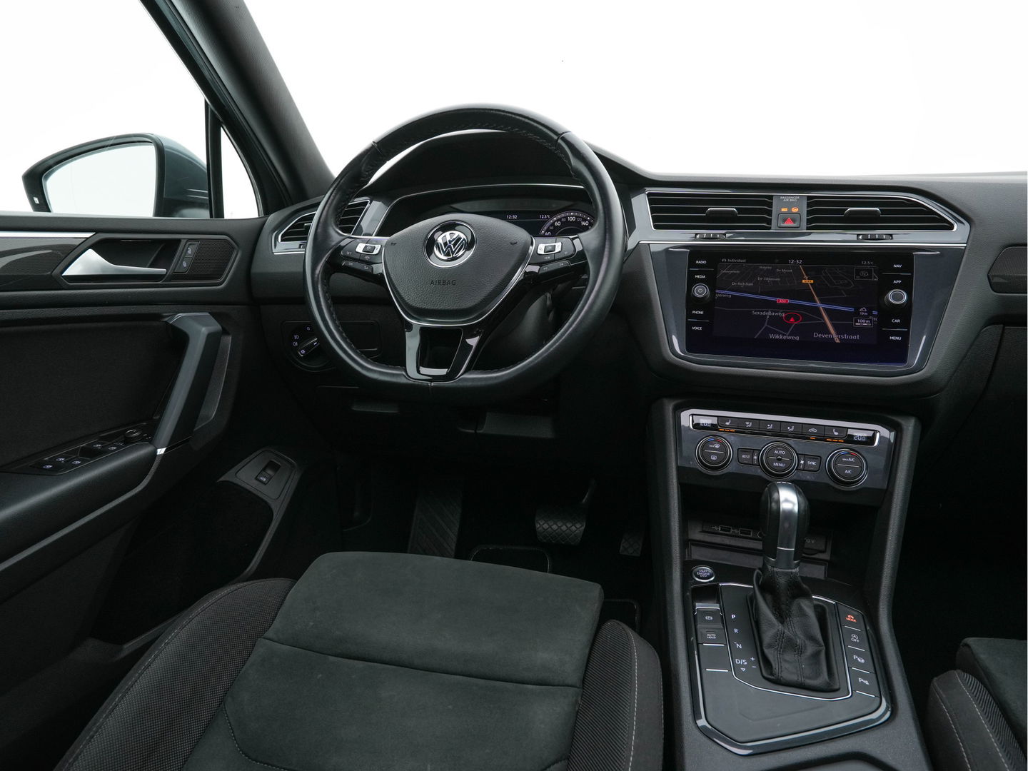 Volkswagen Tiguan Allspace 1.5 TSI R-line Highline Business (7-Pers.) (INCL-BTW) Aut * PANO | NAVI-FULLMAP | XENON | ALCANTARA | HEATED-ERGONOMIC-SPORTSEATS | KEYLESS | PRIVACY-GLASS | CAMERA | DAB | DIGI-COCKPIT | PDC | TOWBAR | ECC | 19"ALU*